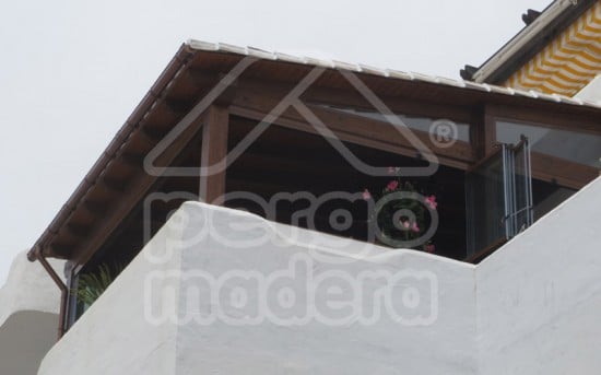 Cerramiento de porche de madera en ático de Marbella, Málaga