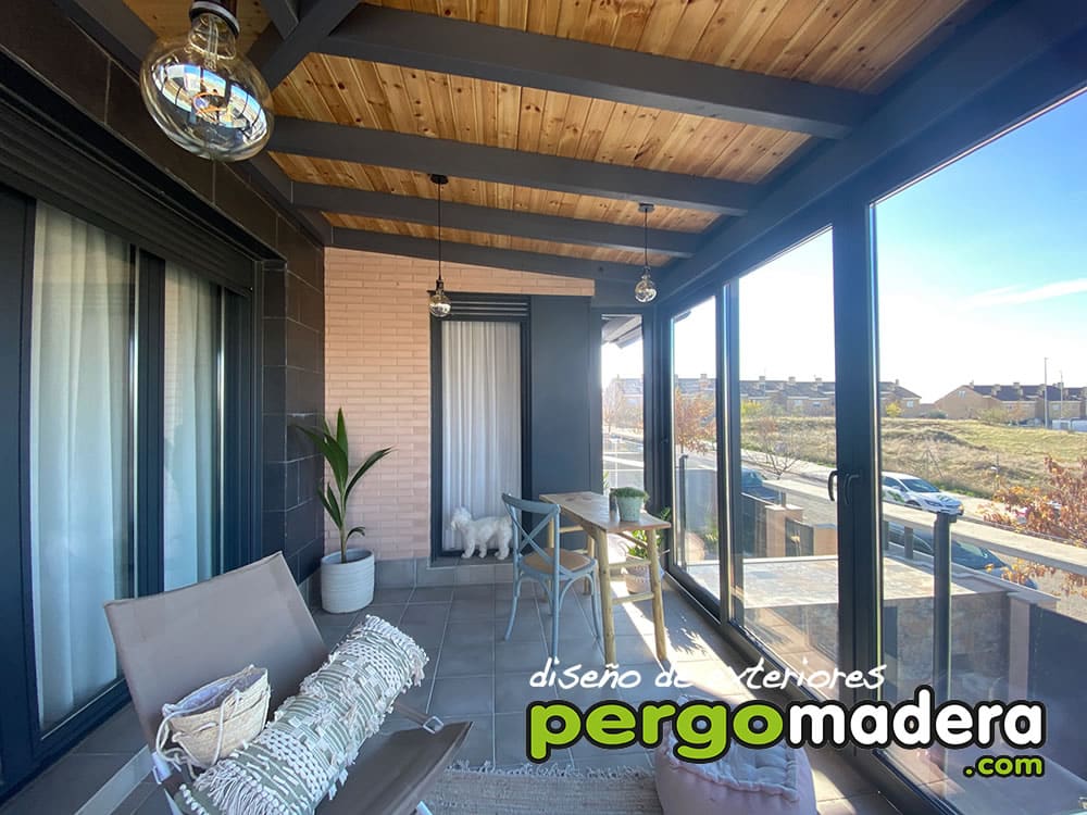 cerramiento de terraza con porche y cristal en los frontales