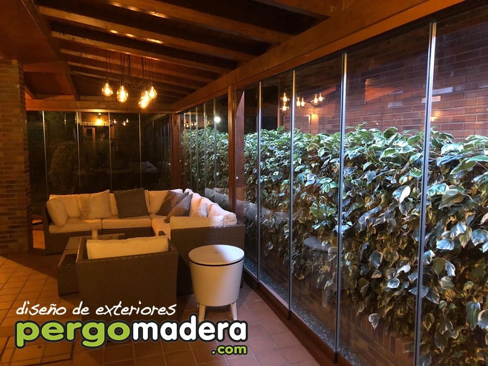 Cerramiento con cortinas de cristal plegable en acordeón