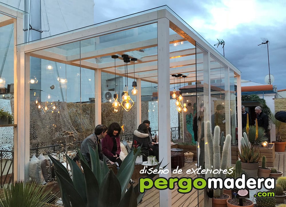 Cerramiento de pérgola en terraza con cortinas de cristal sin perfil