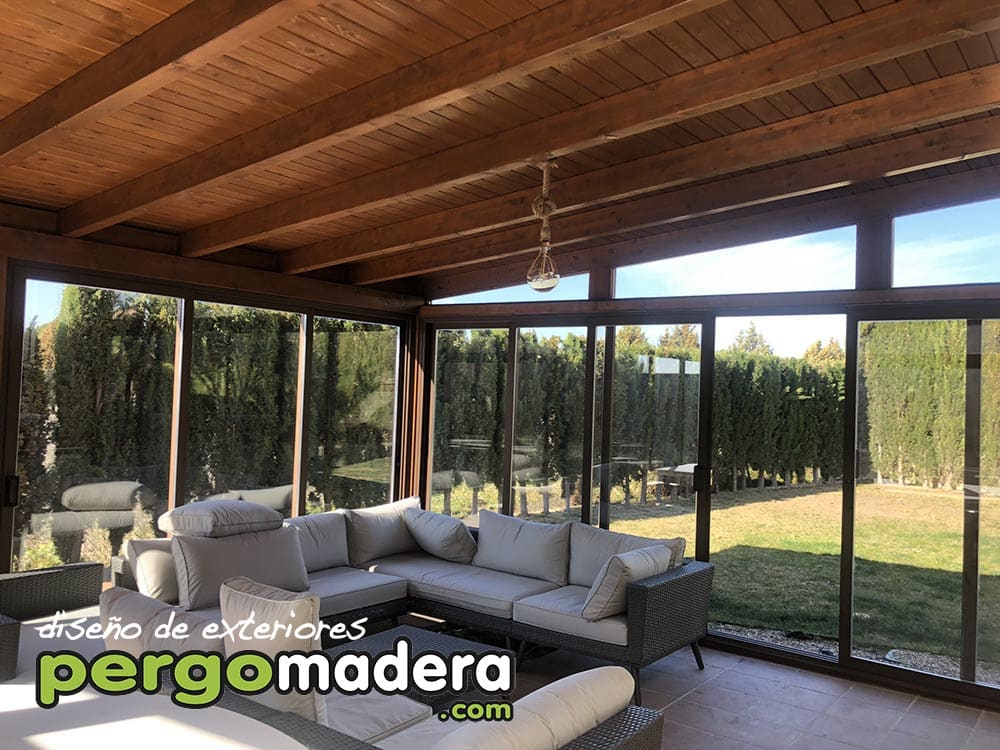 Cerramiento de porche de madera acristalado. Carpintería de PVC en imitación madera 