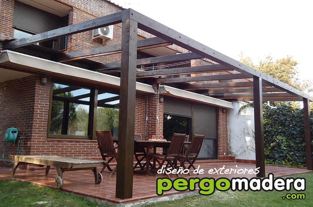 Pergola de madera en color nogal con toldo