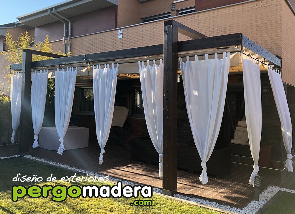 Pergola moderna de color negro con toldo y cortinas blancas