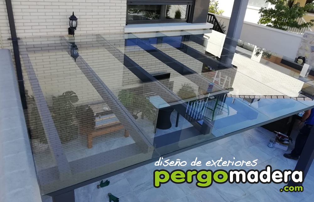 Pergola con techo de cristal templado