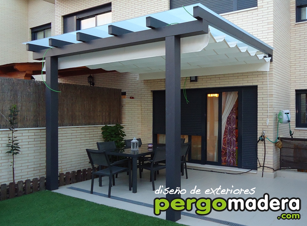 Pérgola con cubierta de cristal y bajo toldo corredizo