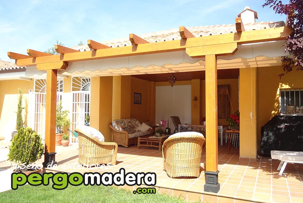 Pérgola de madera en color pino con toldo corredero blanco