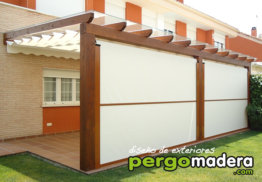 Pérgola con techo de cristal y toldo bajo cubierta