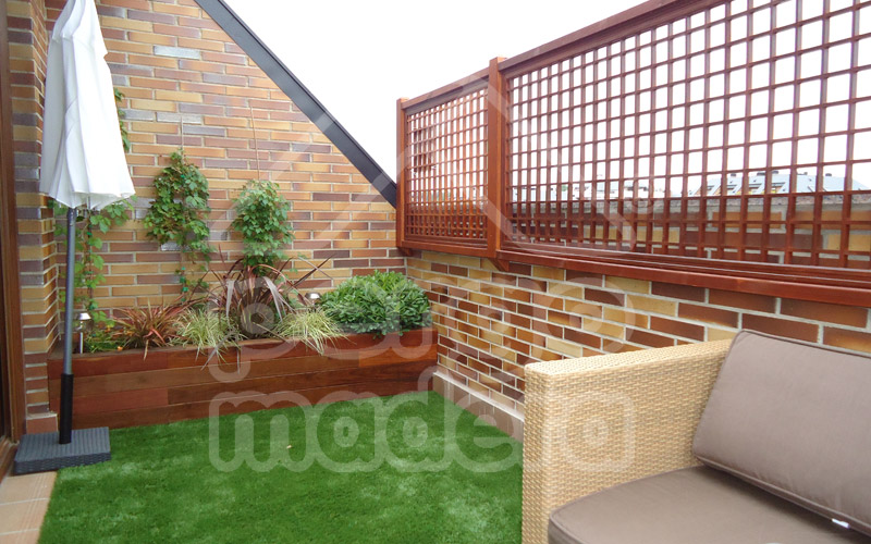 CELOSIAS Y PAREDES CON MADERA DE EXTERIORES. 01. Terraza con pérgola, toldo  y celosias. 