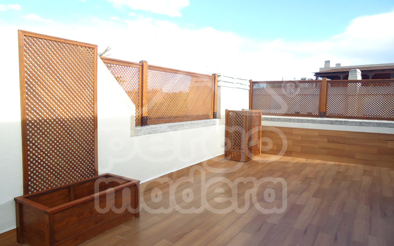 CELOSIAS Y PAREDES CON MADERA DE EXTERIORES. 01. Terraza con pérgola, toldo  y celosias. 