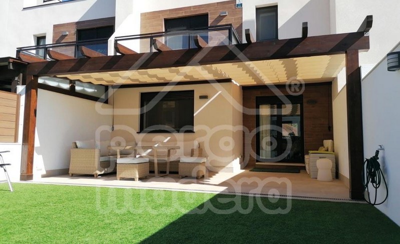 Cortinas y estores para pérgola realizada con loneta especial para exterior  de gran resistencia al sol e impermeable.