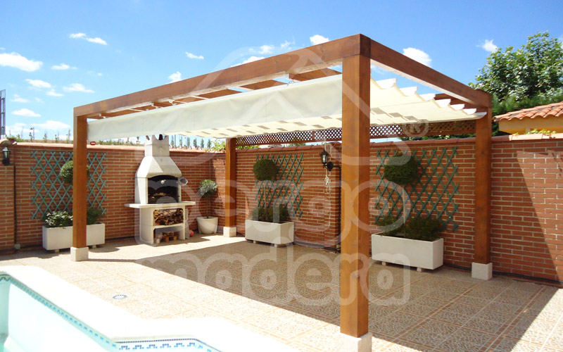 Pérgola de madera con toldo blanco