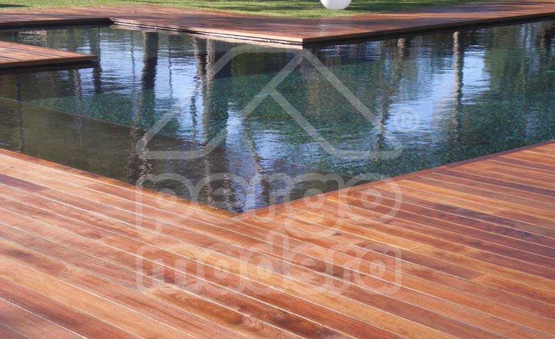 Tarimas de madera para piscinas y jardines en Madrid - DeckMader